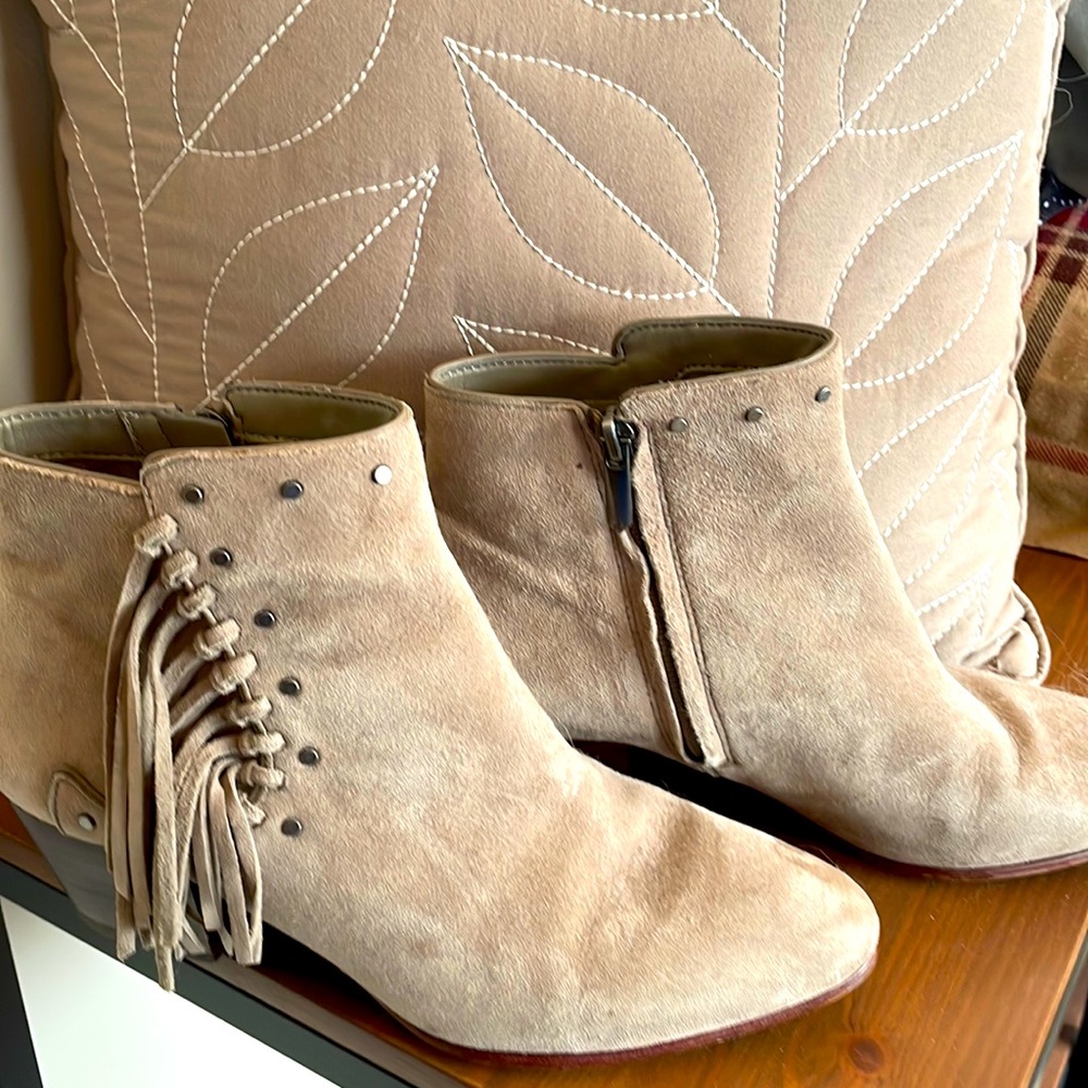 Sam Edelman Suede bootie, size 7, taupe, 2 in boot heel, fringe detail.
